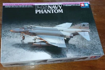 TAMIYA 60733 McDonnell Douglas F-4S Navy Phantom - kit 1/72 NUOVO PARTI SIGILLAT - Immagine 1 di 4