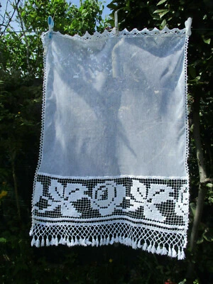 Rideau tulle et filet brodé main ancien (1930) 84 cm x 57 cm - Photo 1/4