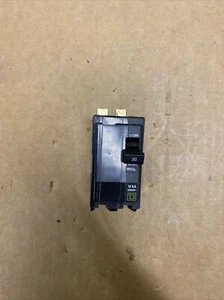 INTERRUPTOR CIRCUITO CUADRADO D QOB QOB230 2 POLOS 120/240V 30 AMPERIOS PERNO AMARILLO ENCENDIDO - Imagen 1 de 5