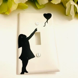 Bansky Mädchen mit Herz Ballon weiß Lichtschalter Platte individuell Geschenk Graffiti Kunst - Bild 1 von 3