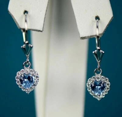 Pendientes perforados con halo de oro blanco de 14k con corazón con cierre de palanca piedra de nacimiento Foto 1 de 4