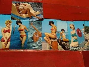 Vintage Deckle Edge Pin Up Girl Postkarte Lot 9 gedruckt in Italien 1960er - Bild 1 von 6