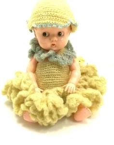 Mini Hartplastikpuppe mit gelbem Outfit und Hut Vintage - Bild 1 von 7