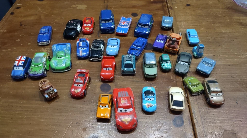 Lote de 32 Disney Pixar Cars Racers Diecast Mattel Colección Mixta/Tamaños Foto 1 de 4