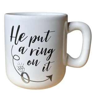He Put A Ring On It Grafik Kaffee Tee Becher Tasse von Mud Pie - Bild 1 von 9