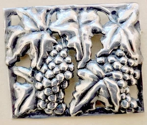 UVAS VINTAGE 2" X 1 1/2" CON BROCHE DE HOJAS - Imagen 1 de 2