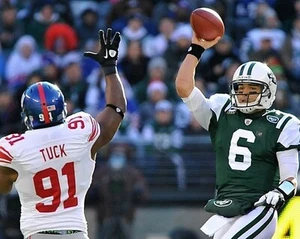 JUSTIN TUCK 8X10 PHOTO NEW YORK GIANTS NY PICTURE NFL FOOTBALL VS JETS - Picture 1 of 1