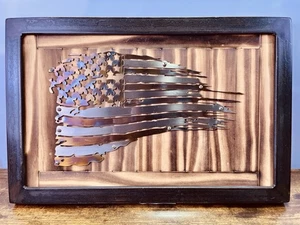 Arte artesanal de bandera americana de metal - Exhibición de pared patriótica de madera quemada rústica - Imagen 1 de 10