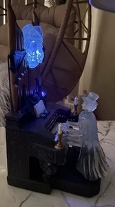 Statua Disney Haunted Mansion Victor Geist Light Up Halloween 14" organista nuova con scatola - Foto 1 di 17
