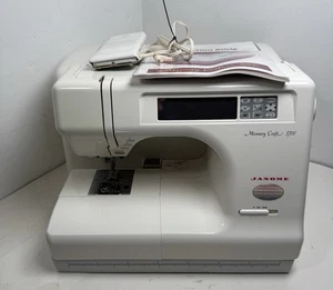 Máquina de coser Janome Memory Craft 5700 con cable de alimentación, pedal y accesorios de tapa - Imagen 1 de 14