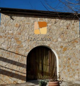 Pietra di Trani retrosegata sottilissima per rivestimento - Foto 1 di 6
