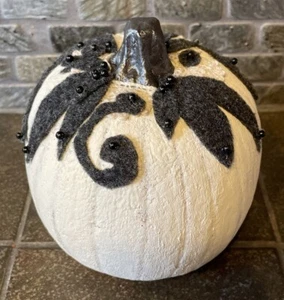 Tiza sintética de calabaza pintada/decoración con encaje/fieltro gris y cuentas negras otoño/otoño - Imagen 1 de 6