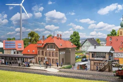 Faller 190035 escala HO Passendorf conjunto de estação ferroviária -- kit - depósito, reboque de sinal - Imagem 1 de 2
