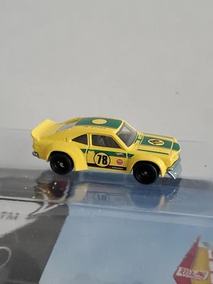 Hot Wheels Car Culture Mazda RX-3 en amarillo con pilotos reales Foto 1 de 4