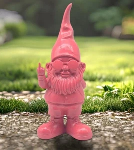 ROSA ZWERG BENIMMT SICH SCHLECHT FRECHER ZWERG STATUE GARTEN ORNAMENT GESCHENK GESCHENK - Bild 1 von 1