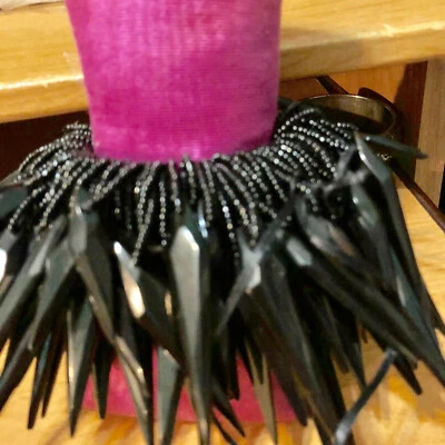 gerda lynggaard dinheiro enorme OFAK gotas GG pulseira elástica picos pretos - Imagem 1 de 2