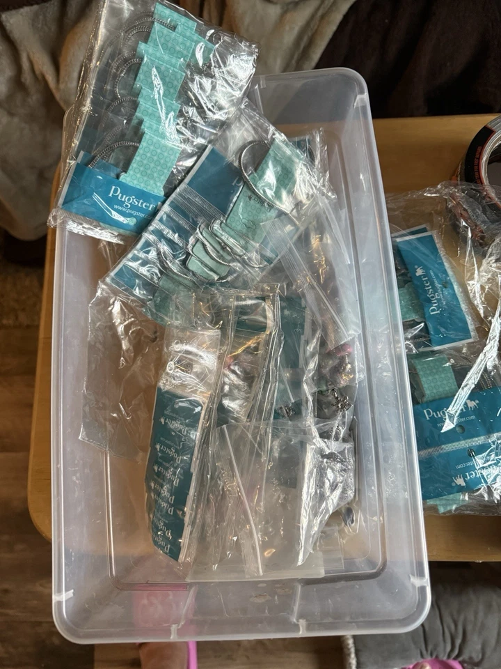 Pulseras y dijes Pugster todo esto mostrado por $200.00. ¡No se deslustrará! Foto 1 de 4