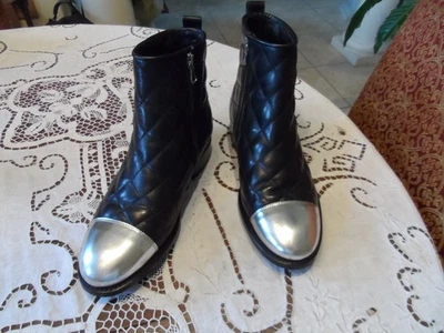 Pierre Balmain 黑色小牛皮绗缝踝靴 带银色帽头 39B 码 — 第 1/4 张图片