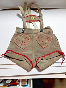 Landhausmode Mädchenlederhose Herztaschen+ Träger grau gr 104 - Bild 1 von 6