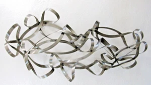 Escultura de pared vintage de cinta abstracta de aluminio plateado Curtis Jere - Imagen 1 de 15