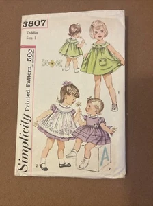 Kleinkinder Kleid Trägerhöschen Simplicity 3807 Muster vorgeschnitten Kleinkind Größe 1 - Bild 1 von 5