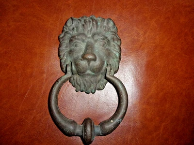 Antiguo llamador de puerta con cabeza de león victoriano de bronce Foto 1 de 4