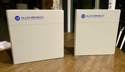 "Dos carpetas de tres anillos Allen-Bradley vintage - 10,75""x11,5"" x 2"" y 3""" Foto 1 de 4