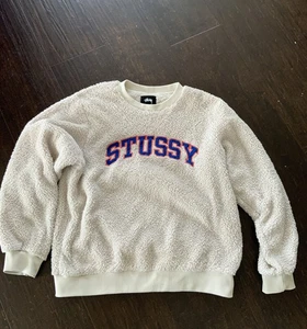 Sudadera polar Stussy Pilla Sherpa acogedora con logotipo crema cuello redondo para mujer pequeña” - Imagen 1 de 6