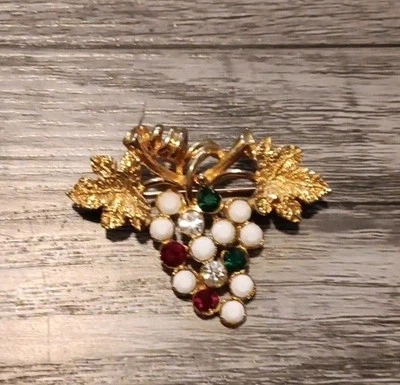 Broche de colección pedrería rojo verde racimo de uva prendedor tono dorado joyería inmobiliaria  Foto 1 de 4