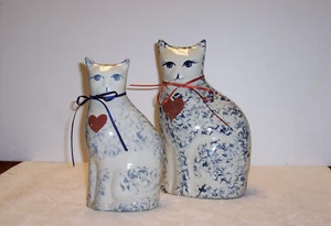 Vintage Paar Schwammgeschirr Katzen mit Herzen 10" & 8" Handarbeit Wichita Kansas - Bild 1 von 6