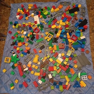 Lote de 325 Piezas de Ladrillo Lego Duplo Mod y De Colección Figuras Coches Tren Pistas Zoo Granja - Imagen 1 de 12