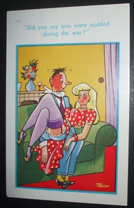 SAUCY Comic BUSTY BLONDE SEIDENSTRÜMPFE NYLSONS HOSENTRÄGER HÖSCHEN AUF HERRENSCHOSS - Bild 1 von 1
