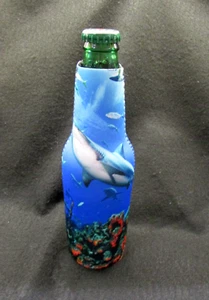 Tiburones Coral Arrecife Cuello Largo Portabotellas Aislador Enfriador Cerveza Koozie G16 - Imagen 1 de 4