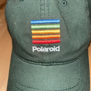 Gorra de béisbol Polaroid Cameraa de algodón verde con tirantes - Imagen 1 de 6