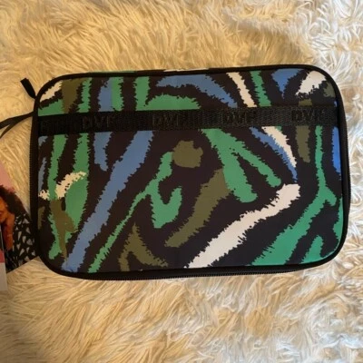 Nueva bolsa de viaje Diane Von Furstenberg para Target azul, verde y negra Foto 1 de 4