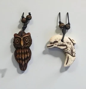 Menge 2 Verstellbare Halsketten Braun Eule & Elfenbein Dolpin Tribal Anhänger Harz Neu - Bild 1 von 5