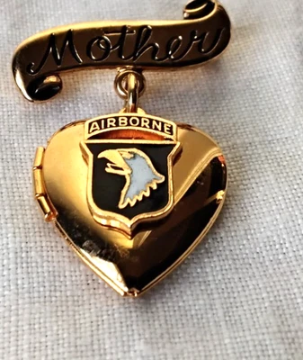 Broche Medallón Corazón Tono Dorado Aerotransportado EE. UU. Militar Madre Foto 1 de 4