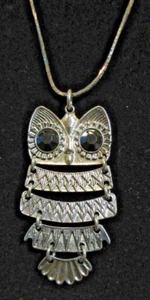 VINTAGE Silver Tone Metal Jointed Owl w/ Black Faceted Lucite Eyes & 35" Chain - Picture 1 of 7