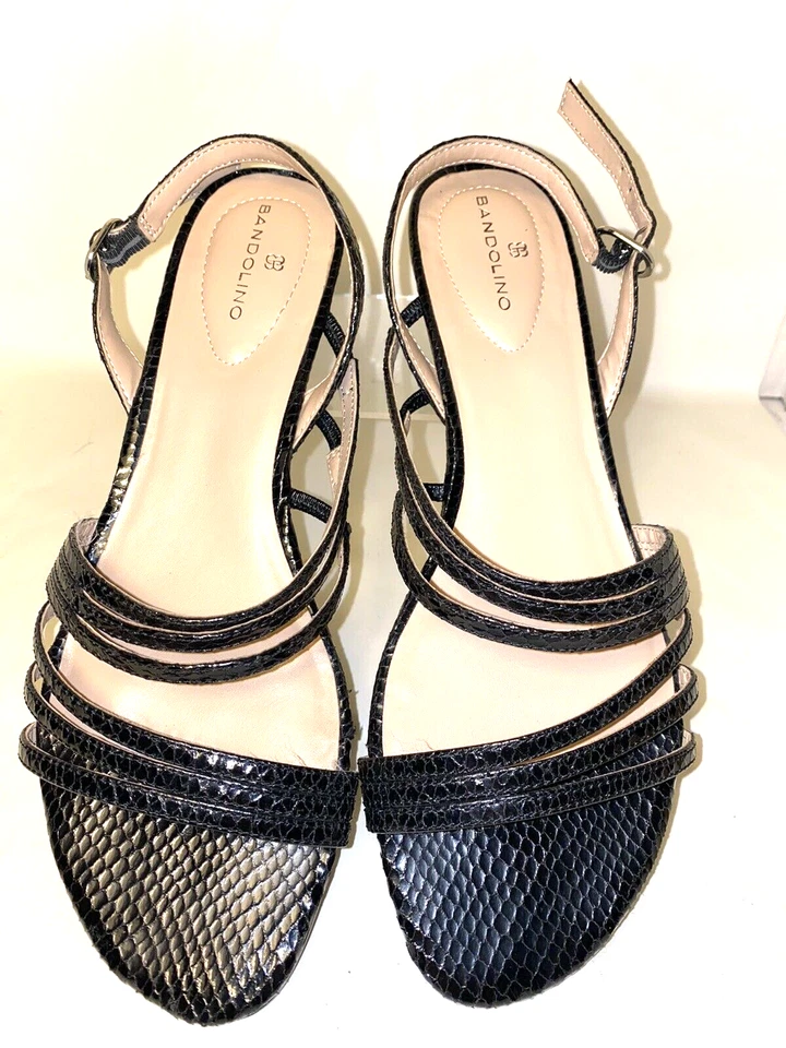 Sandalias de cuña baja con tiras de cuero con textura de serpiente Bandolino para mujer 9M negras *O Foto 1 de 4