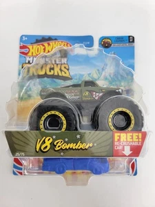 Hot Wheels Monster Jam V8 Bomber 1:64 Scale Truck Green with Crushable Car NEW - Imagen 1 de 6