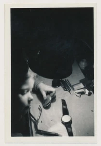 OROLOGIO DA TASCA RIPARATORE RAGAZZO sotto LUCE DI LAVORO vintage anni 50 foto ASTRATTA - Foto 1 di 1