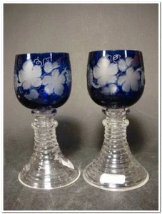 2 Römer / Weinglas, kobaltblauer Überfang mit Weinlaubdekor, um 1920.  - Picture 1 of 3