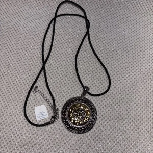 Vintage Lia Sophia filigranes Medaillon silber & goldfarben 34" Kordel Anhänger Halskette Neu mit Etikett - Bild 1 von 8