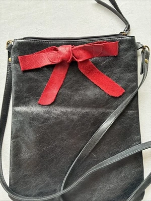 Bandolera Deuce Lux negra con cremallera y lazo de cuero rojo Foto 1 de 4