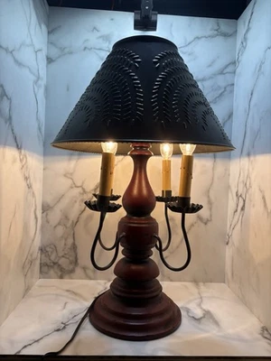 Lámpara de mesa grande estilo colonial con pantalla de hojalata perforada 4 brazos de candelabro Foto 1 de 4