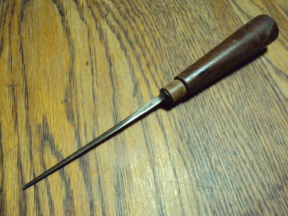 Antique D R Barton 1/16" wide "V" Gouge Chisel Tool - Image 1 of 1