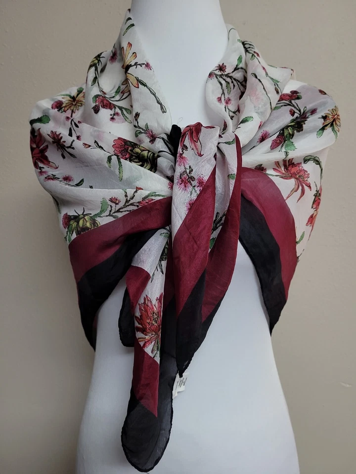 Bufanda cuadrada para mujer CHAN LUU estampado floral 100 % seda ligera multicolor. Foto 1 de 4