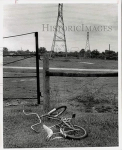 1976 Press Photo Bicycle at Electric Power Line Tower on Greenwillow Street - Picture 1 of 2