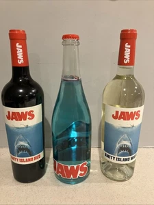 Bottiglie spruzzatore vino rosso, bianco e blu Jaws 50th Anniversary Amity Island🦈🍷💙 - Foto 1 di 2