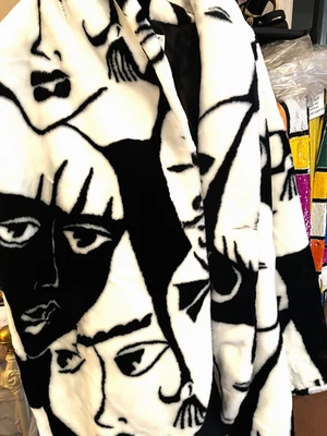 abrigo vintage blanco y negro caras años 80 picasso Foto 1 de 4